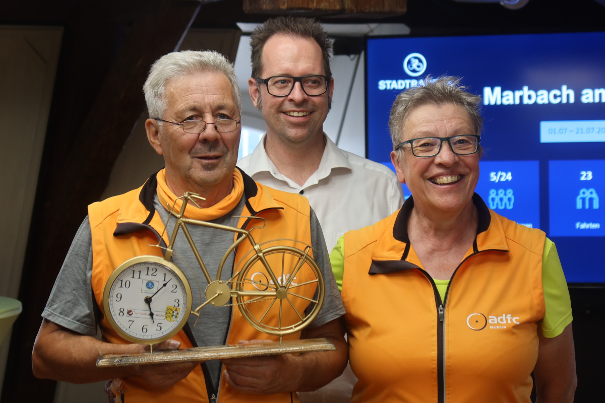 BM Trost, Waltraud Häfner mit Gatte Reinhold, der den Wanderpokal in den Händen hält.