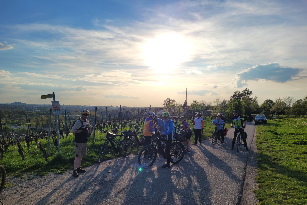 Die Schatten werden länger und langsam kriecht die Abendkühle durch die Kleidung. In der Sonne lässt es sich aber aushalten.