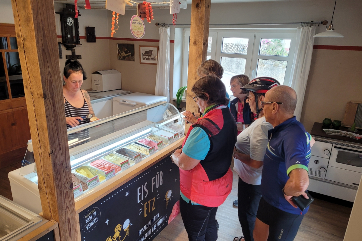 Anreisetag Einrolltour: Handgemachtes Eis im Werzingerhof in Wernfels. Kleine Stärkung bevor es zur Burg Wernfels ging.