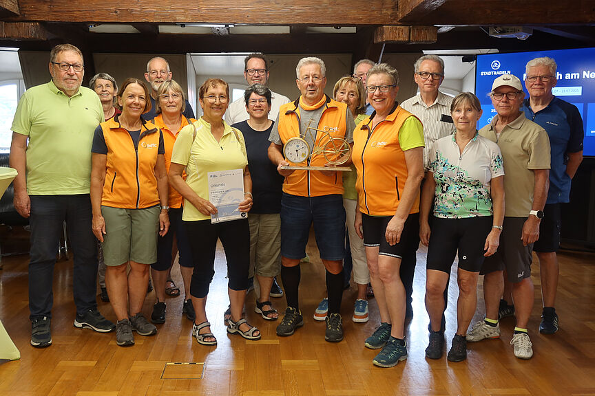 Stolz wie Bolle: Die Radlerinnen + Radler des ADFC Marbach zusammen mit Bürgermeister Trost Stolz wie Bolle: Die Radlerinnen + Radler des ADFC Marbach zusammen mit Bürgermeister Trost
