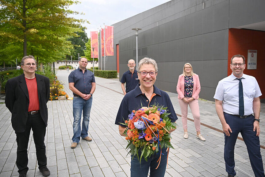 Waltraud Häfner wird geehrt. Waltraud Häfner mit Gratulanten.