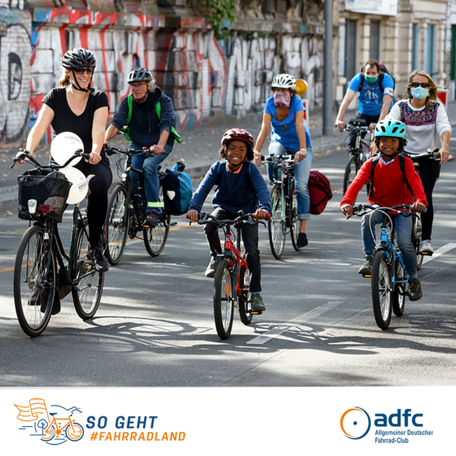 ADFC-Demo für kindersichere Radwege Eine Gruppe Kinder und Erwachsene fahren Farrad